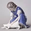 Фигурка "Девочка кормит кошку" Фигурка "Девочка кормит кошку"